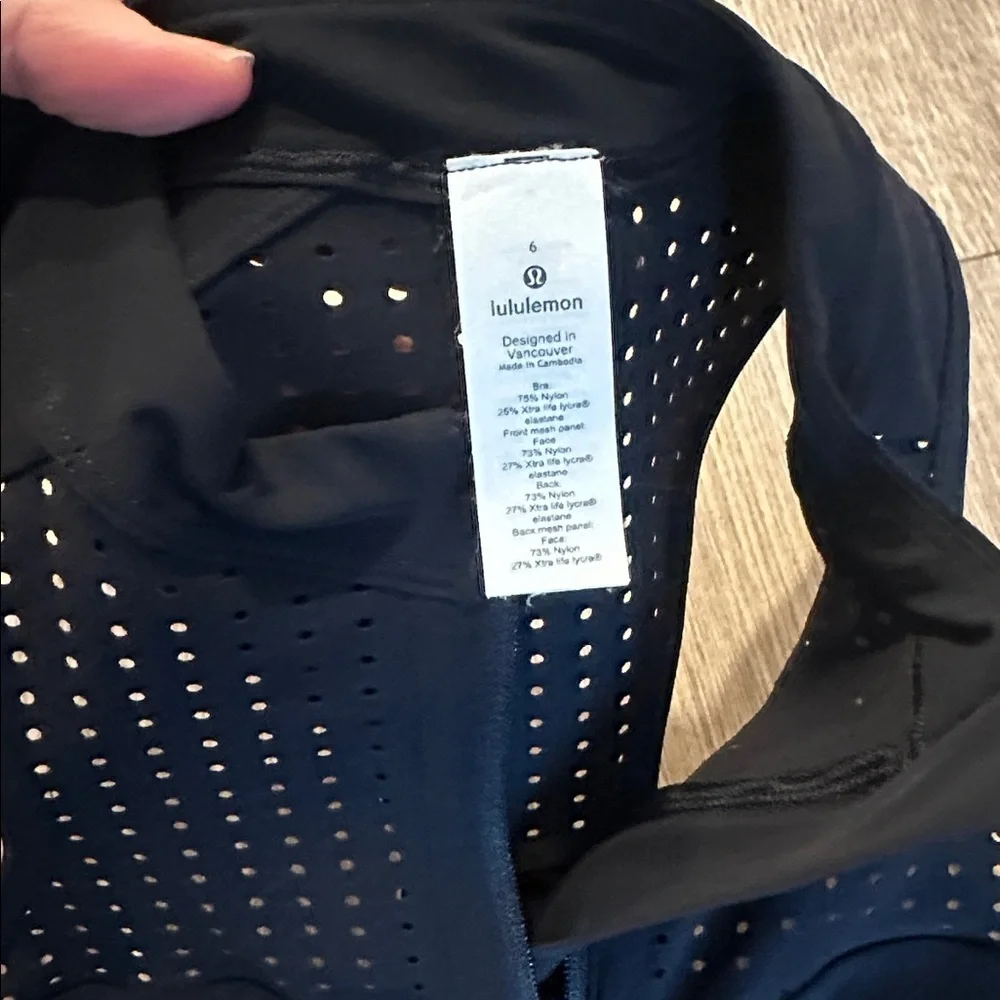 Lululemon Black Crop Top NWOT Size 6 - Picture 3 of 3
